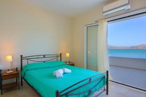 Postel nebo postele na pokoji v ubytování Kristallia - Elounda seafront vacation rental