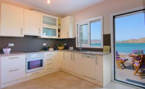 Kuchyň nebo kuchyňský kout v ubytování Kristallia - Elounda seafront vacation rental