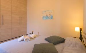 Postel nebo postele na pokoji v ubytování Kristallia - Elounda seafront vacation rental