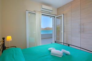 Postel nebo postele na pokoji v ubytování Kristallia - Elounda seafront vacation rental
