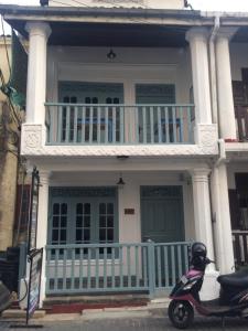 un scooter garé devant une maison dans l'établissement Fort Inn Guest House, à Galle