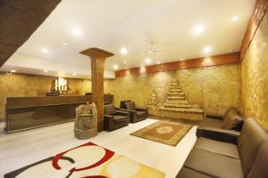 un soggiorno con divano e camino di Hotel Ramakrishna a Mamallapuram