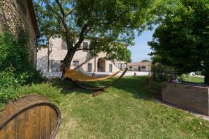 una hamaca en el patio de una casa en Villa Sofia - Homelike Villas, en Amelia