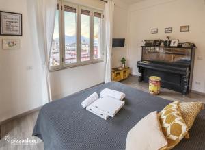 - une chambre avec un lit, un piano et une fenêtre dans l'établissement PizzaSleep B&B, à Naples