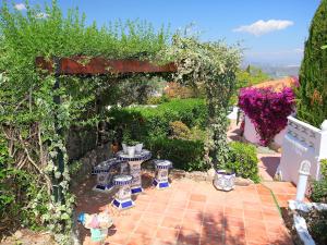 einen Garten mit einem Tisch und Vasen auf einer Terrasse in der Unterkunft Holiday Home Casa Gran Sorolla by Interhome in Monte Pego