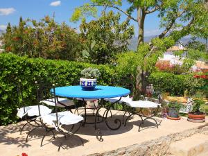 Monte PegoにあるHoliday Home Sorolla by Interhomeの青いテーブルと椅子、花瓶
