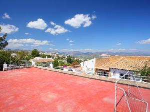 Monte PegoにあるHoliday Home Sorolla by Interhomeの屋根のテニスコート