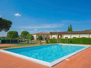 una piscina di fronte a una casa di Apartment Forno by Interhome a Pogi