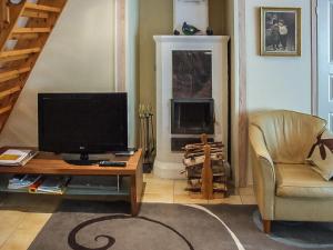 ルカにあるHoliday Home Hankipolku 4c by Interhomeのリビングルーム(テレビ、椅子付)
