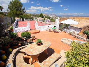 eine Terrasse mit Tisch, Stühlen und Pflanzen in der Unterkunft Holiday Home Casa Gran Sorolla by Interhome in Monte Pego + 22 Fotos