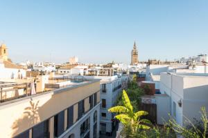 einen Blick auf die Stadt vom Dach eines Gebäudes in der Unterkunft Centriko Francos in Sevilla