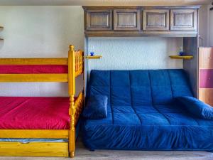 En eller flere senge i et værelse på Studio Soyouz Vanguard-74 by Interhome