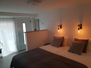 ein Schlafzimmer mit einem großen Bett und einem Fenster in der Unterkunft La vita urbana in Koper
