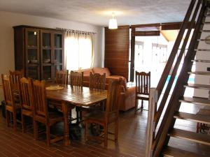 - une salle à manger avec une table et des chaises en bois dans l'établissement casa las serijuelas, à Villanueva de Ávila