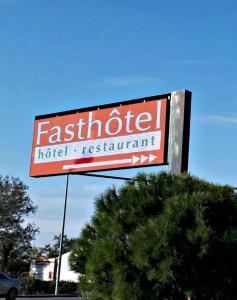 a sign for a fastride hotel restaurant on a street at Fasthotel Avignon Nord Le Pontet in Le Pontet
