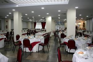 A restaurant or other place to eat at Hotel Virgen de Covadonga