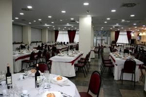 A restaurant or other place to eat at Hotel Virgen de Covadonga
