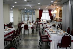 A restaurant or other place to eat at Hotel Virgen de Covadonga