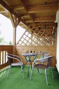 eine Terrasse mit 2 Stühlen und einem Tisch in einem Pavillon in der Unterkunft Penzión MLADOSŤ Remata in Ráztočno