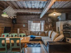 ein Wohnzimmer mit Sofa und Tisch in der Unterkunft Holiday Home Lehto by Interhome in Jokijärvi + 32 Fotos