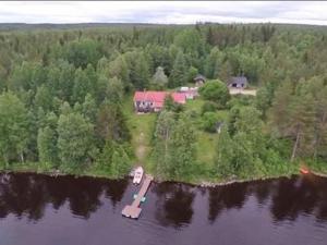 eine Luftansicht eines Hauses auf einer Insel im Wasser in der Unterkunft Holiday Home Lehto by Interhome in Jokijärvi