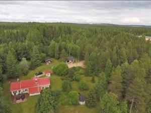 eine Luftaufnahme eines Hauses mitten in einem Wald in der Unterkunft Holiday Home Lehto by Interhome in Jokijärvi