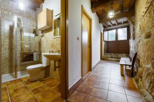 Koupelna v ubytování Gran Casa Rural A Touza + 37 fotografií