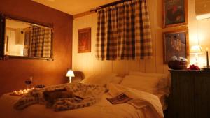 un letto con una coperta per animali in una camera da letto di Maisons des Rêves Alpins a Pila