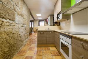 Kuchyň nebo kuchyňský kout v ubytování Gran Casa Rural A Touza