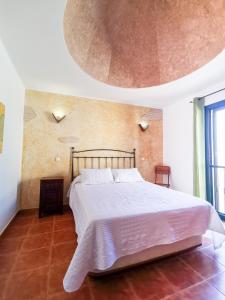 Un pat sau paturi într-o cameră la Paradise Villa
