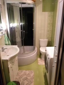 Kúpeľňa v ubytovaní Agroturystyka Czerwone Maki 2 Łazienki 5 Pokoi Kuchnia - NoclegiGrodziskPL 792-535-535 + 14 fotografií