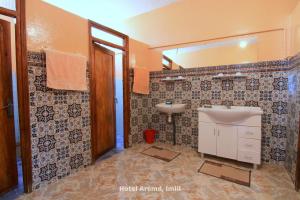 Ett badrum på Hotel Aremd - Aroumd Imlil route du Toubkal