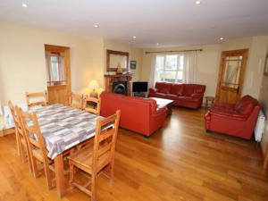Posezení v ubytování Rathmullan Holiday Homes