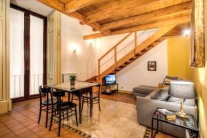 A seating area at Casa Hosteno