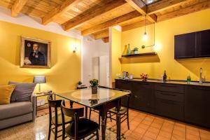 A kitchen or kitchenette at Casa Hosteno