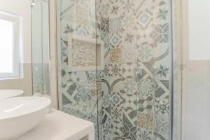 A bathroom at Bella Vista Ereikousa