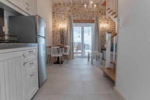 A kitchen or kitchenette at Bella Vista Ereikousa