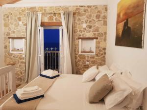 A bed or beds in a room at Bella Vista Ereikousa