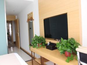 TV a/nebo společenská místnost v ubytování GreenTree Inn Langfang Dachang Movie City Select Hotel