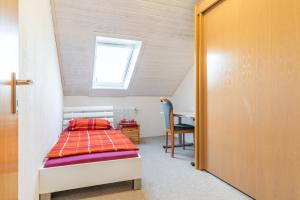 een kleine slaapkamer met een bed en een raam bij Private House in Hannover