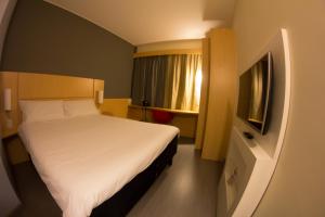 سرير أو أسرّة في غرفة في ibis Catalao