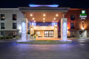un hotel frente a un edificio por la noche en Holiday Inn Express & Suites - Albany Airport - Wolf Road, an IHG Hotel, en Albany