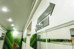 un pasillo con pinturas verdes en la pared en Гостиница Arderia, en Ufa