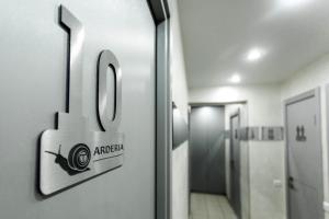 Un baño con una puerta con un cartel de cámara. en Гостиница Arderia, en Ufa