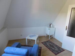 - un salon avec un canapé bleu et une table dans l'établissement Vila Arnau, à Hostinné