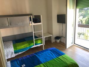 1 dormitorio con litera y ventana en VIOLA HOME en Salerno