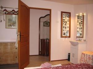 Zimmer mit einer Tür, die zu einem Schlafzimmer führt in der Unterkunft Mas a 4 Mains in Cesseras