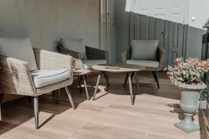 a group of chairs and a table in a room at Apartamenty Glamour in Żywiec