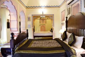 Säng eller sängar i ett rum på Hotel Shahi Palace Mandawa
