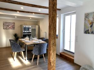 a dining room and kitchen with a table and chairs at Mountain apart Ferienwohnungen im Harz in Wernigerode